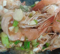กุ้งผัดพริกขี้หนูสวน ราดข้าว  กุ้งขนาดกลาง 6-7ตัว