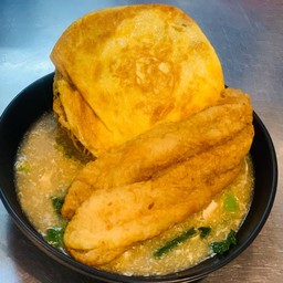 บะหมี่กรอบห่อไข่ราดหน้าปลา