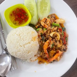 กระเพรากุ้งราดข้าว