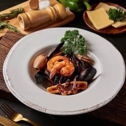 สปาเก็ตตี้ซอสมะเขือเทศเส้นดำทะเล/Spaghetti Squid ink Seafood 