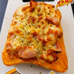 ขนมปังพิซซ่า  ไส้กรอกหนังกรอบชีส