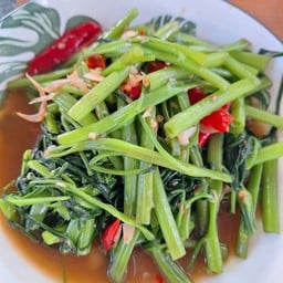 ผัดผักบุ้งใส่พริกกะเทียม (เป็นกับ)