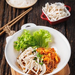 เส้นหมี่ซอสคลุกไก่ฉีก (แห้ง)