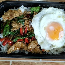 ข้าวกะเพราเนื้อไข่ดาว