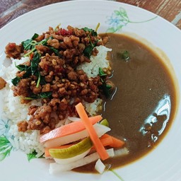 ข้าวราดกะเพราหมูสับกับเเกงกระหรี่ญี่ปุ่น