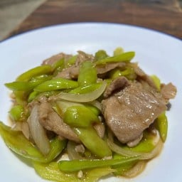 ผัดพริกหยวก (กับข้าว)