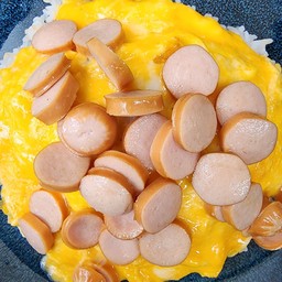 ข้าวไข่ข้นไส้กรอก