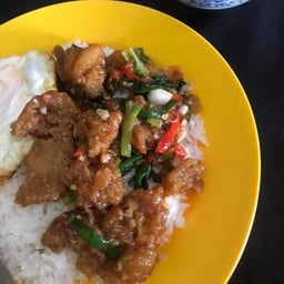 ผัดพิโรธ ราดข้าว ทะเล ,หมูกรอบ