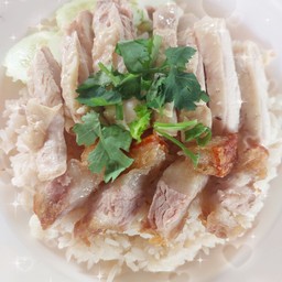 ข้าวมันไก่ผสมหมูกรอบ