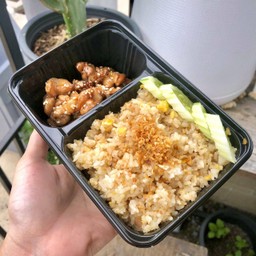 ข้าวผัดกระเทียม+ไก่ผัดซอสเทอริยากิ