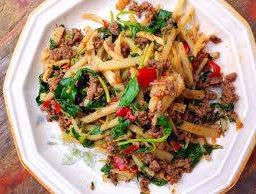 กะเพราหน่อไม้ดอง กับข้าว