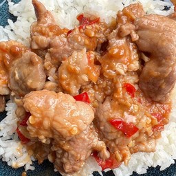 ข้าวหมูชิ้นผัดพริกกะปิ