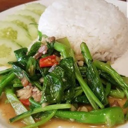 คะน้าปลาเค็มราดข้าว