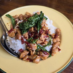 กะเพราไก่เนื้อน่อง ติดหนัง