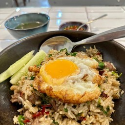 กระเพราหมูข้าวคลุก+ไข่ดาว