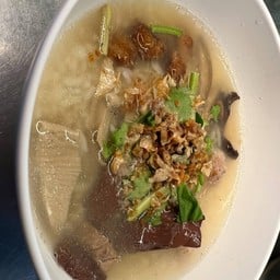 ร้านเม้งข้าวต้มเป็ด ตลาดสาย2 อยู่ล็อคกลางหลังร้านล็อตตารี่