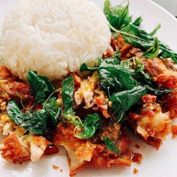 ข้าวไก่ทอดซอสกะเพรา