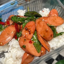 กระเพราไส้กรอกหมูราดข้าว