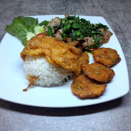 ข้าวกระเพราเนื้อริปอายสไลซ์+ไข่เจียว+ทอดมันไก่ปลาดอลลี่+น้ำซุป