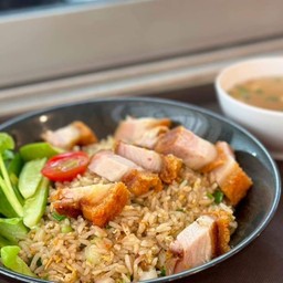 ข้าวผัดหมูกรอบ