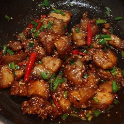 หมูกรอบทอดคั่วซอสหมาล่า