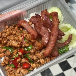 ข้าวกระเพรา+หมูแดดเดียว