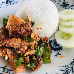 ข้าวยำแซ่บหมูกรอบราดข้าว