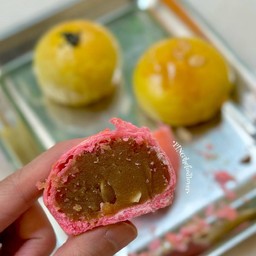 "莲蓉酥" - Lotus Paste Pastry (3.5MYR)