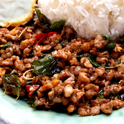 กะเพราพริกแห้งหมูสับ ราดข้าว