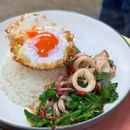 กระเพราปลาหมึก+ไข่ดาว