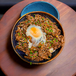 ข้าวหน้าเนื้อโคขุนย่างซอสซีอิ๊วญี่ปุ่น+ไข่ออนเซ็น