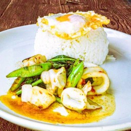 ข้าวราดผัดคะน้าปลาหมึก