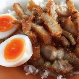 ข้าวหมู3ชั้นทอด+ไข่ต้ม+น้ำจิ้มแจ่ว