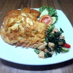 ข้าวกระเพราอกไก่+ไข่เจียว+ทอดมันไก่ปลาดอลลี่+น้ำซุป