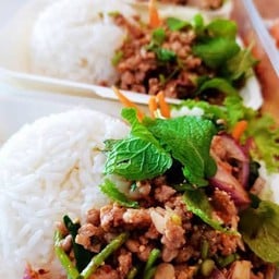 1 ฟรี 1 ข้าวหน้าลาบหมู 1 เเถม 1