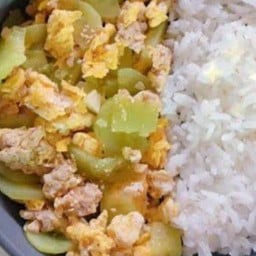 แตงกวาผัดไข่ราดข้าว
