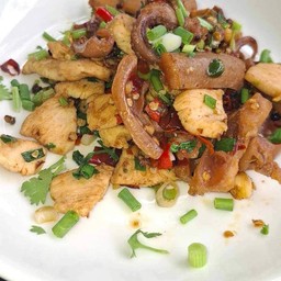 อกไก่หมึกกรอบคั่วพริกเกลือ
