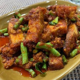 ข้าวหมูกรอบผัดพริกแกง