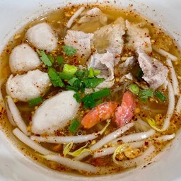ก๋วยเตี๋ยวหมูหมักต้มยำ