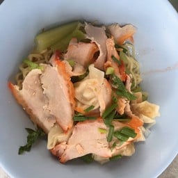 เกี๊ยวหมูแดง