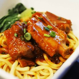 บะหมี่ซี่โครงหมูตุ๋นน้ำแดง(น้ำ)