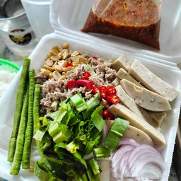 ยำขนมจีนหมูสับหมูยอ