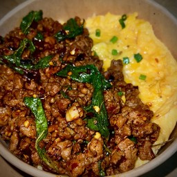 กะเพราพริกแห้งแสงออกปาก