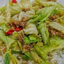 ข้าวหมูผัดกะหล่ำปลีพริกสด