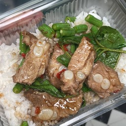 กระเพรากระดูกหมูอ่อนราดข้าว