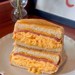 sandwich ham cheese & creamy omelette