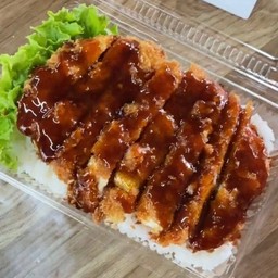 ข้าวไก่กรอบ ราดซอสเกาหลี