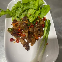 สามชั้นคั่วพริกเกลือ