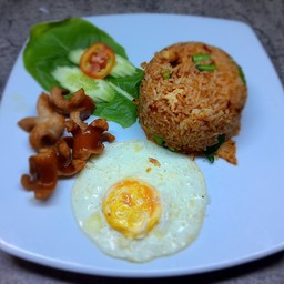 ข้าวผัดพริกแกงอกไก่+ไข่ดาว+ใส้กรอก+น้ำซุป