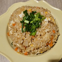 ข้าวญี่ปุ่นผัดไข่ใส่แครอท+หัวหอม+กระเทียม+ต้นหอมโรย ไม่ใส่อะไรรบกวนแจ้ง